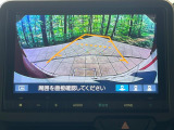 【バックカメラ】駐車時に後方がリアルタイム映像で確認できます。大型商業施設や立体駐車場での駐車時や、夜間のバック時に大活躍!運転スキルに関わらず、今や必須となった装備のひとつです!