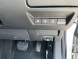 運転席右側にスイッチがあります。ステアリングヒーターでハンドルを温めてくれます。