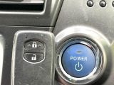 【スマートキー】カバンやポケットに入れたままでもドアの施錠・解錠が可能なスマートキーを装備。エンジンのオン・オフ時もカギを取り出す必要が無いからとっても便利です♪