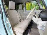 運転席まわりには十分なスペースがあり、大柄な方でもゆったり運転していただける環境です。