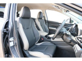 運転席も使用感が少なくキレイな状態が保たれております!レイバック専用のアッシュグレー/ホワイトのツートンカラーシート!高級感のあるナッパレザーシートです!