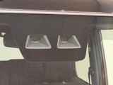 走行中に前方の車両と歩行者を認識し、衝突の危険性があると判断した場合にドライバーへ注意喚起。さらに危険性が高まった場合には緊急ブレーキで減速、衝突の回避や、衝突時の被害軽減に寄与します。