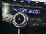 【オートエアコン】一度お好みの温度に設定すれば、車内の温度を検知し風量や温度を自動で調整。暑い&hellip;寒い&hellip;と何度もスイッチ操作をする必要はありません。快適な車内空間には必須の機能ですね♪