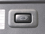 【パワーバックドア】スマートキーや運転席のボタンを押すだけでリアゲートが自動で開閉します!荷物を持っている時や、高い位置にあるバックドアを閉める際に便利な機能です♪