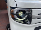 【LEDヘッドライト】悪天候や夜間走行時も良好な視界を確保し安心して運転できる高輝度LEDヘッドライトを装備!点灯速度が早く、消費電力も抑えられています。