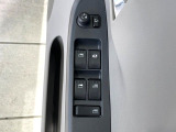 【電動格納ミラー】サイドミラーは電動格納式となっており、狭い駐車場でもキズがつくリスクを抑えられます。
