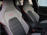 運転席・助手席にシートヒーター&シートベンチレーションを装備。季節を問わず快適なドライブをお楽しみいただけます。