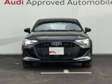 シングルフレームグリルはAudiの象徴的なデザイン要素であり、一目でAudiとわかるスタイル、大きくて迫力のある形状が車のスポーティな印象を強調しており、魅力的なデザインとなっています。