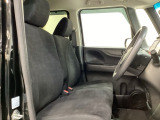 座面も厚みがあり背もたれも高く、広い足元にゆったり座れるシートです。運転席と助手席の間が空いている為、助手席側への移動がスムーズです。交通量の多い道でも助手席側から乗り降りができます。