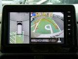 まるで空から見下ろしたかのような映像を映し出すアラウンドモニターだから、車庫入れもラクラクです!