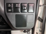オートマチックハイビームとは、先行車や対向車のライトを認識し、ハイビームとロービームを自動で切り替える機能です。夜道の視界を確保します。詳細は販売店スタッフまでおたずねください。
