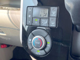 【オートエアコン】一度お好みの温度に設定すれば、車内の温度を検知し風量や温度を自動で調整。暑い&hellip;寒い&hellip;と何度もスイッチ操作をする必要はありません。快適な車内空間には必須の機能ですね♪