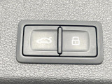 ●電動リアゲート:ワンタッチでリアゲートの開閉ができ、荷物などで両手が塞がっている状態でも簡単に開閉ができる便利機能です。