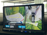【マルチビューカメラシステム】専用のカメラにより、上から見下ろしたような視点で360度クルマの周囲を確認することができます☆死角部分も確認しやすく、狭い場所での切り返しや駐車もスムーズに行えます。
