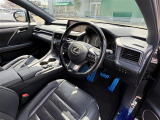 【運転席】座り心地が良いシートなので長時間の運転でも快適にお過ごしいただけます。新品のフロアマットのご注文も可能です。掲載箇所以外にご希望の写真がございましたらお気軽にお問い合わせ下さい。