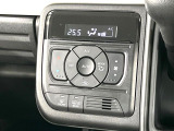 【オートエアコン】一度お好みの温度に設定すれば、車内の温度を検知し風量や温度を自動で調整。暑い&hellip;寒い&hellip;と何度もスイッチ操作をする必要はありません。快適な車内空間には必須の機能ですね♪