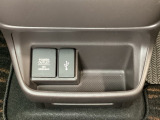 アクセサリーソケットはUSBのアダプターなどをつければ、スマホの充電にも使えます。横にはナビゲーション用の外部入力可能なUSB端子がついており、周辺には物が置けるボックスがついています。