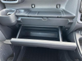 【グローブボックス】大容量のグローブボックスです!!車検証ケース他、日頃使う小物類の収納スペースもたくさんあります!