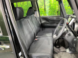 運転席まわりには十分なスペースがあり、大柄な方でもゆったり運転していただける環境です。