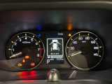様々な車両情報を表示できるTFTマルチインフォメーションディスプレイを中央に配した視認性の高い大型2眼メーターです