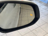 【ブラインドスポットモニター】走行中、ドアミラーの死角になりやすい箇所に後続車が接近するとサイドミラーのレンズに警告を表示!ドライバーに注意喚起をしてくれます。
