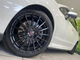 【STI18インチアルミホイール】純正オプションホイールを装着。走行性能の向上に加え、外観もよりスタイリッシュになっています。