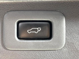【パワーバックドア】スマートキーや運転席のボタンを押すだけでリアゲートが自動で開閉します!荷物を持っている時や、高い位置にあるバックドアを閉める際に便利な機能です♪