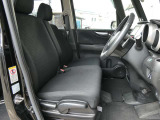運転席はほどよくホールド感のある形状をしておりますので、運転がしやすいです。