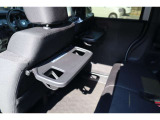 【シートバックテーブル】席背面には格納式のテーブルを装備。ちょっとした荷物が掛けられて便利なコンビニフック付です!