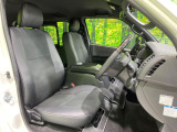 【ハーフレザーシート】高級感と座り心地を両立した人気のシート♪背面・座面のファブリック素材は、通気性の良さや滑りにくさに優れています。気温や服装に左右されず快適にお乗りいただけます。