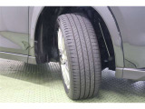 タイヤサイズ225/50FR18。 タイヤの空気圧がゼロになっても、一定の速度で一定の距離を走行できるランフラットタイヤを装着しています。