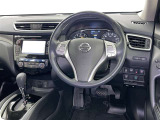 運転席まわりです。 各操作スイッチは使いやすい位置に配置されてます。