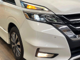 【LEDヘッドライト】悪天候や夜間走行時も良好な視界を確保し安心して運転できる高輝度LEDヘッドライトを装備!点灯速度が早く、消費電力も抑えられています。