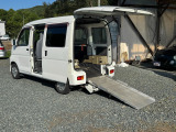 後席が補助席タイプですので、車イスの方にはゆとりある広さです。