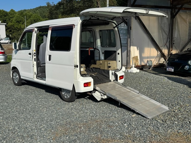 ハイゼットカーゴ スローパー リヤシートレス仕様 折り畳み補助シート付き 4WD