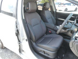 高級感のある上質なシートです。前席にはシートヒーターが付いています。また運転席はパワーシートになります。