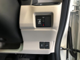 【片側電動スライドドア】リモコンや運転席のスイッチ操作のほか、ドアハンドルを少し引くだけでリアドアが自動開閉します♪