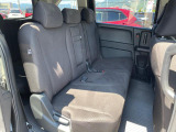 後部座席も気になるようなキズ・汚れやへたり等、大きなダメージはなく、良好な状態です。