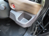 運転席右側のドリンクホルダーです。