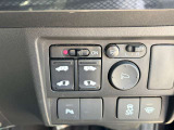 運転席操作部の写真です!席から操作しやすい位置に配置されており、快適な運転の強い味方となってくれます。ぜひ来場して、実際に触ってみてください♪