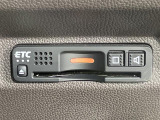 【ETC】有料道路を利用する際に料金所で停止することなく通過できる、ETC車載器(ノンストップ自動料金収受システム機器)が装備されています。セットアップを行うことで利用可能になります。