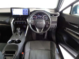 革巻きステアリングで快適な操作性の運転席です。