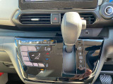 インパネシフトレバーで運転席まわりがコンパクトです。