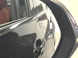 【ブラインドスポットモニター】走行中、ドアミラーの死角になりやすい箇所に後続車が接近するとサイドミラーのレンズに警告を表示!ドライバーに注意喚起をしてくれます。