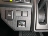 スマホやiPodを直接カーオーディオに接続できるAUX・USB端子や、携帯の充電などに便利なUSBポート(USB Type-C)を装備!車内にあると便利なアイテムのひとつですね