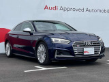 シングルフレームグリルはAudiの象徴的なデザイン要素であり、一目でAudiとわかるスタイル、大きくて迫力のある形状が車のスポーティな印象を強調しており、魅力的なデザインとなっています。