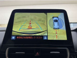 真上から見下ろしたような視点で車とその周囲を確認出来る画面と、車両後方を映し出すバックモニター画面の2つを表示してくれます。