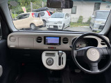 インパネシフトで足元広く使い勝手のいい車です。