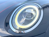 ●LEDヘッドライト:夜間走行時も良好な視界を確保し安心して運転できる高輝度LEDヘッドライトを装備!点灯速度が早く、消費電力も抑えられています。