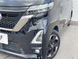 【LEDヘッドライト】悪天候や夜間走行時も良好な視界を確保し安心して運転できる高輝度LEDヘッドライトを装備!点灯速度が早く、消費電力も抑えられています。